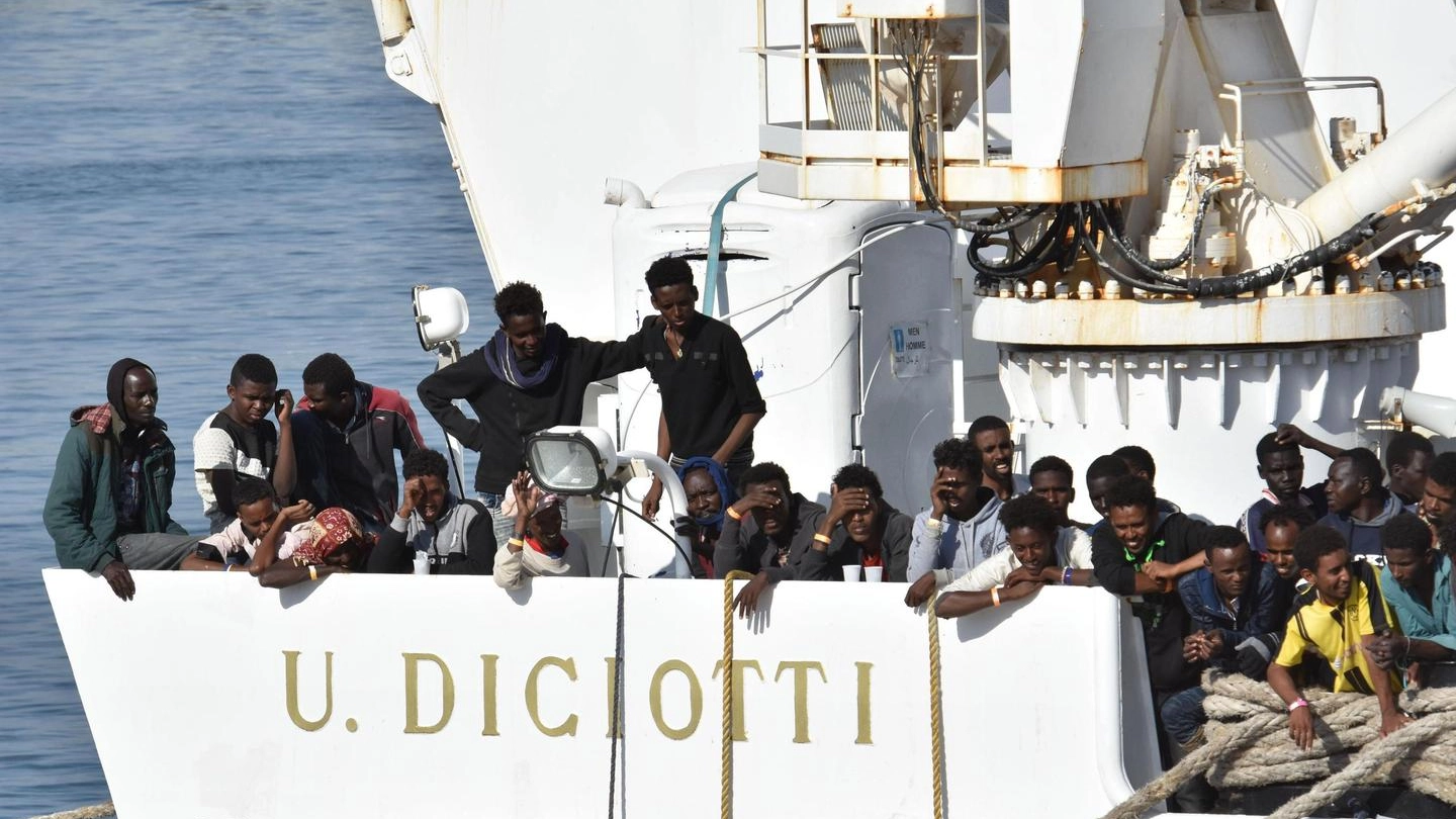 Migranti sulla nave Diciotti (Ansa)