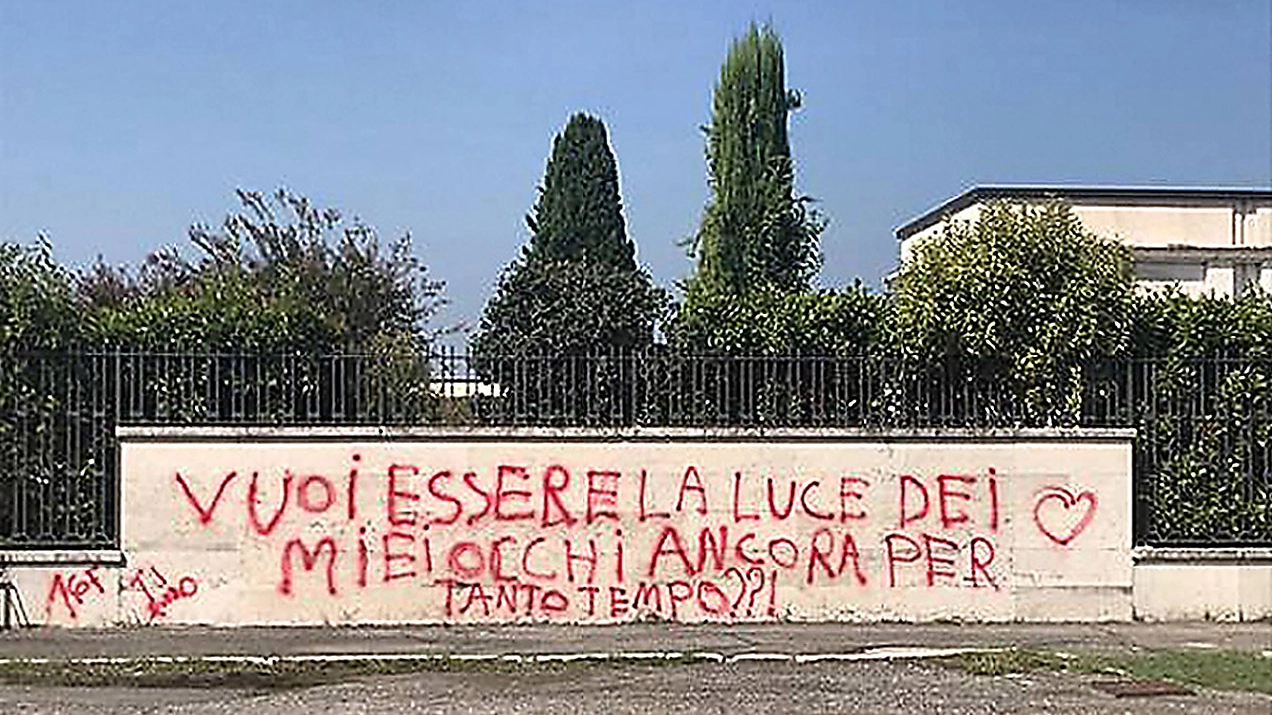 La scritta d'amore sul muro del cimitero di Cellatica