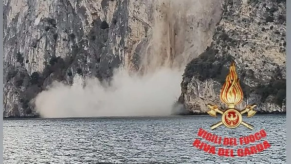 Tremosine, frana nel lago di Garda (Foto vigili del fuoco Riva del Garda)