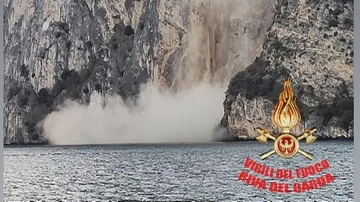 Tremosine, grossa frana si stacca dalla montagna e finisce nel lago: paura sul Garda