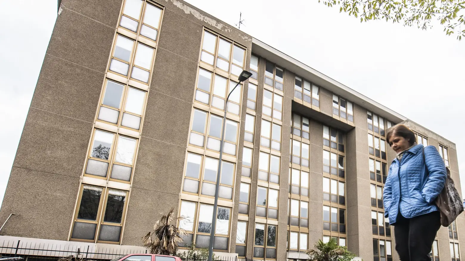 Nata nell’ex caserma Viaggio nel palazzo rifugio di disperati "Intrusioni continue" Nata nell’ex caserma Viaggio nel palazzo rifugio di disperati "Intrusioni continue"