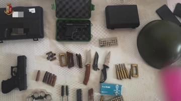 Usavano armi ed esplosivi pubblicando foto e video sul web. Perquisizioni per dieci minorenni anche a Milano