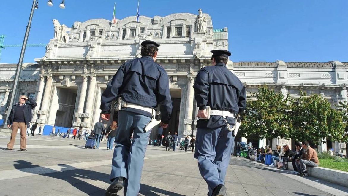 Agenti della polizia di fronte alla Stazione Centrale di Milano