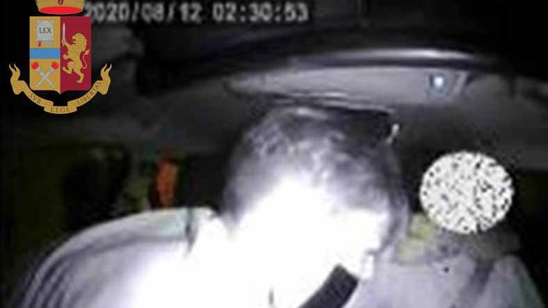 Rapina a un tassista (frame video della polizia)