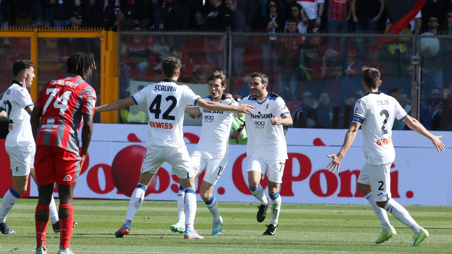 Marten de Roon festeggia il gol con la Cremonese Marten de Roon festeggia il gol con la Cremonese