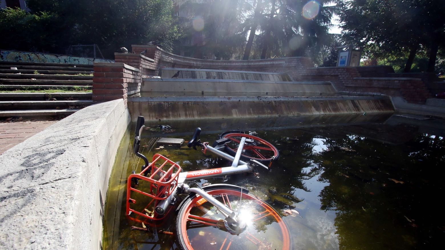 Una bicicletta in una fontana di Milano