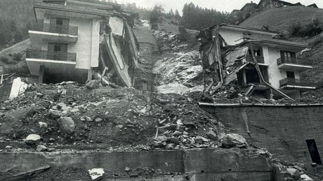 Nella foto in bianco e nero Tartano, morirono 21 persone, 11 erano  villeggianti