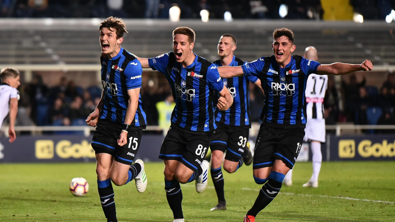 De Roon festeggiato dopo un gol contro l'Udinese in campionato