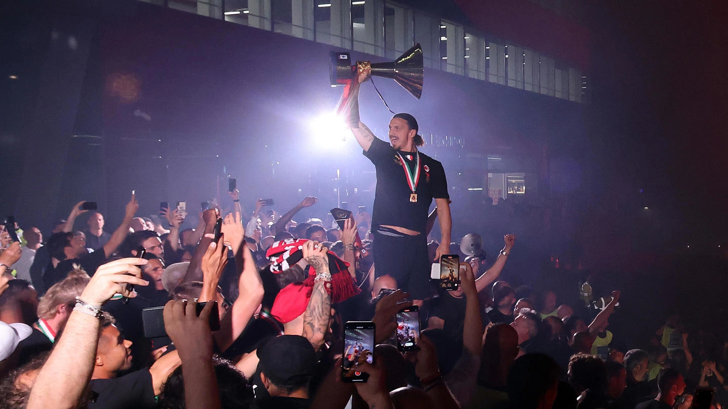 Ibrahimovic alza il trofeo a Casa Milan