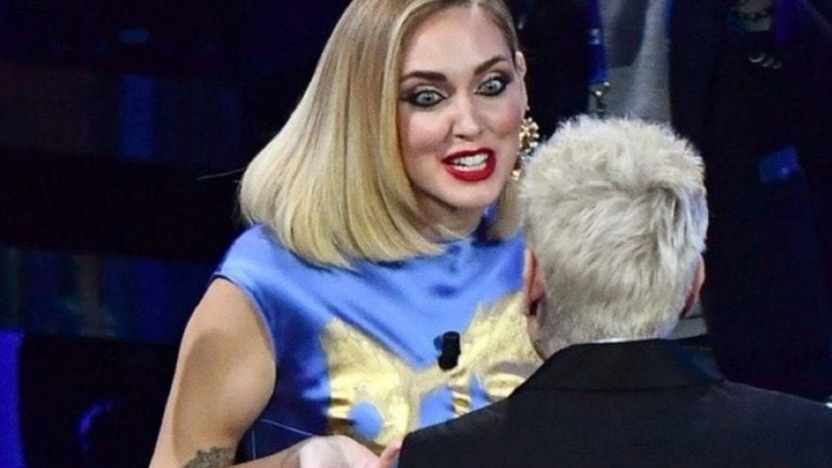 Fedez e Chiara Ferragni litigano sul palco di Sanremo dopo il bacio con Rosa Chemical
