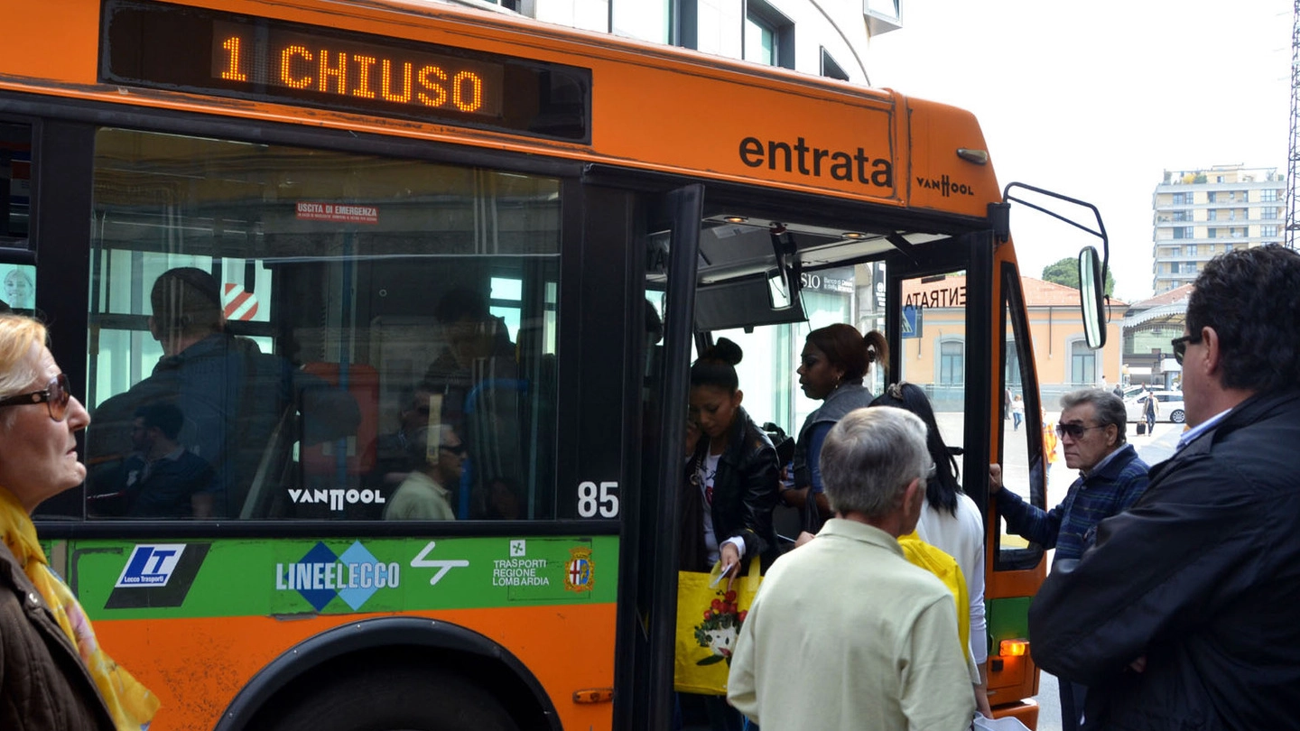 Un autobus che copre il servizio urbano a Lecco L’offerta sarà accorpata con quelle delle province di Como e Varese  (Cardini)