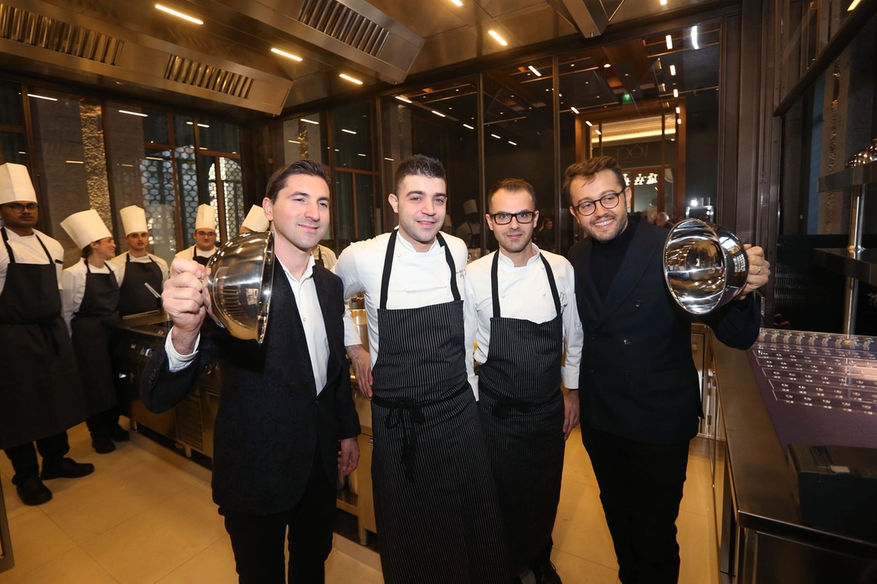 Alessandro Negrini e Fabio Pisani con gli chef al lavoro