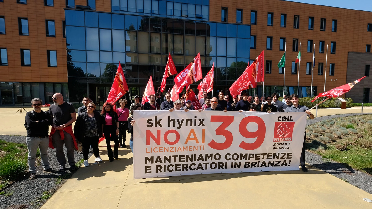 Una protesta sindacale dei lavoratori davanti alla sede della Sk-Hynix