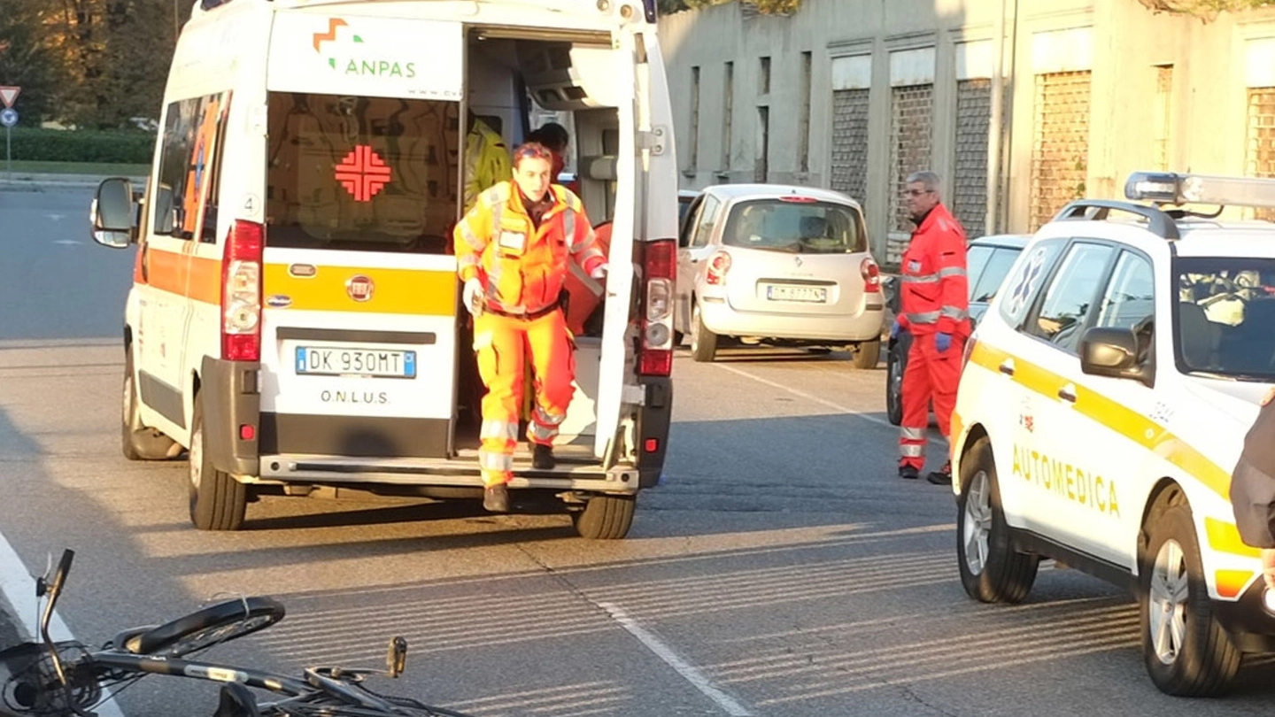 Il ciclista è stato portato in ambulanza al pronto soccorso dell’ospedale di Carate