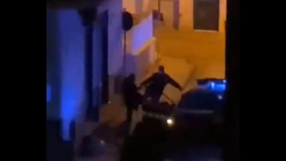 Terzigno: un frame del video del carabiniere che prende a calci un ragazzo