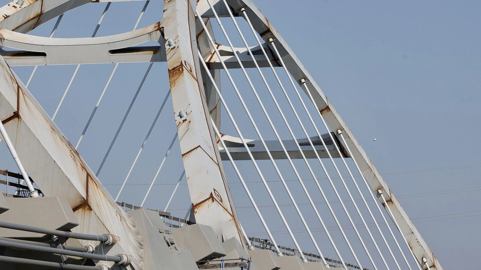 Nuovo ponte sul Ticino Lavori in dirittura d’arrivo Poi collaudo con trenta Tir Nuovo ponte sul Ticino Lavori in dirittura d’arrivo Poi collaudo con trenta Tir