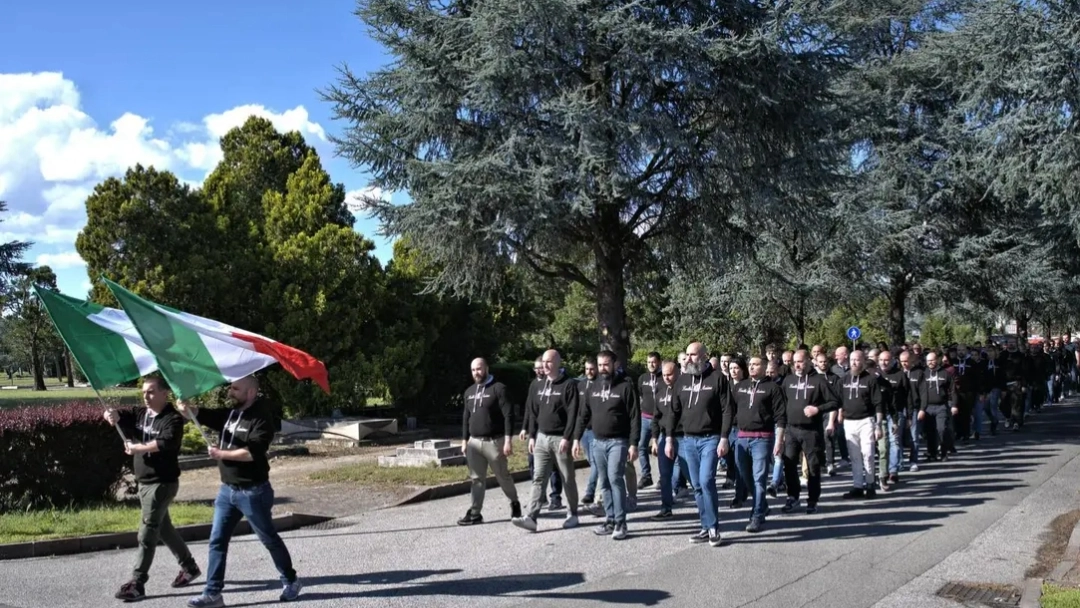 Il tricolore e il corteo dei militanti di Lealtà Azione a Milano