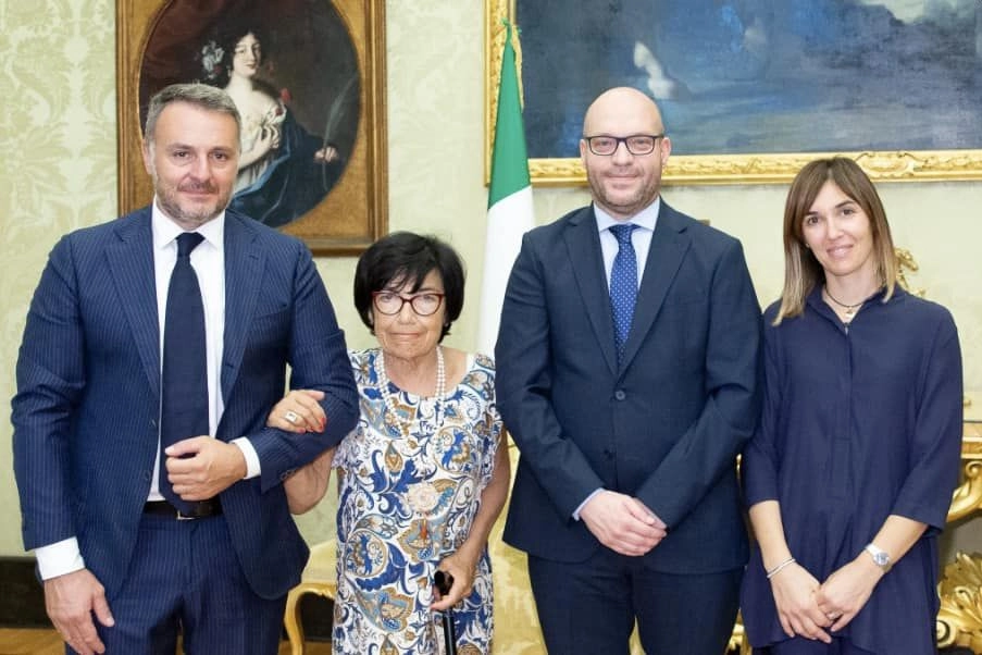 I familiari di Umberto Garzarella a Montecitorio con il presidente Lorenzo Fontana