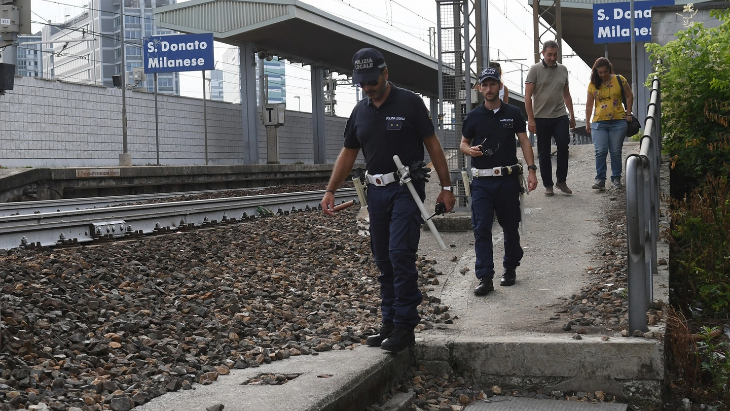 La polizia locale impegnata lungo la banchina della stazione di San Donato