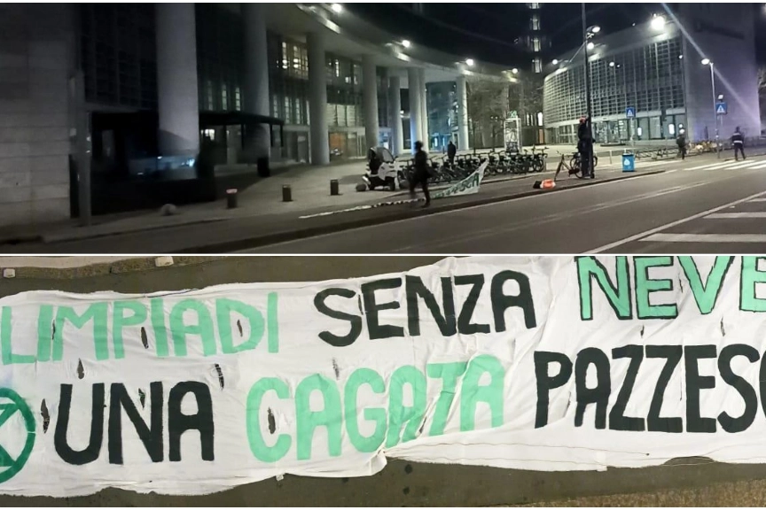 In alto, il tentativo di appendere lo striscione (in dettaglio più in basso)