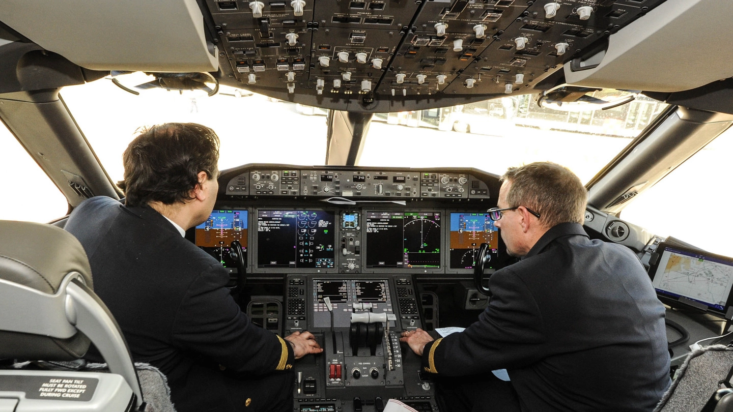 La cabina di pilotaggio del nuovo  Boeing 787-900 entrato da poco nella flotta di Air France Il velivolo era al suo debutto in Italia