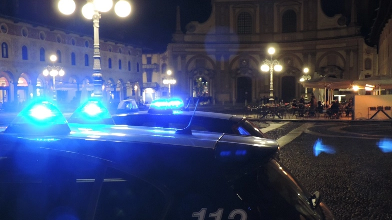 Controlli dei carabieri in piazza Ducale a Vigevano