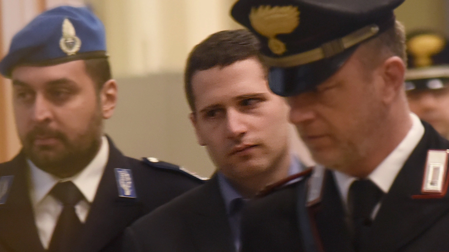  A sinistra Andrea Magnani in tribunale scortato da carabinieri e agenti di custodia