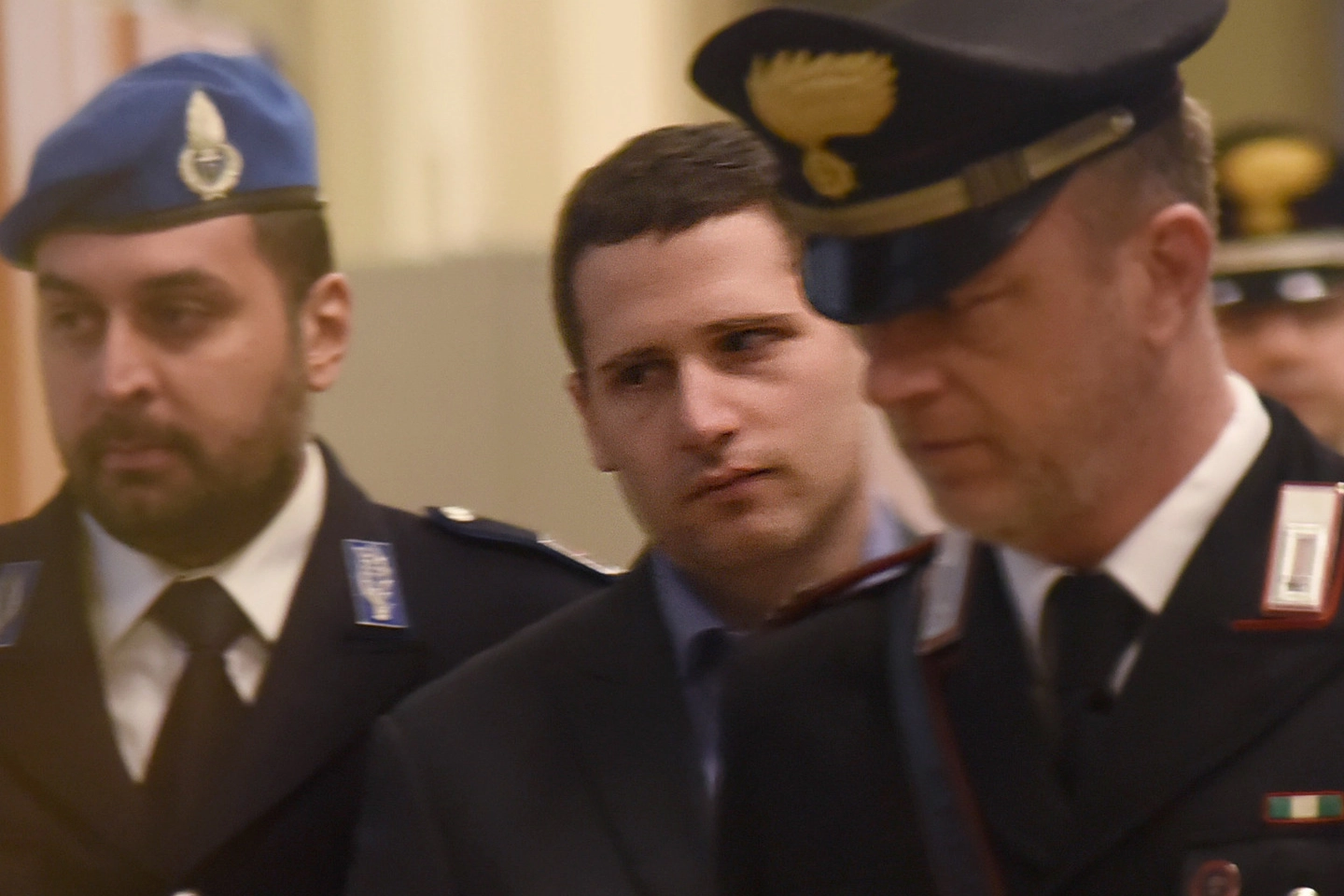  A sinistra Andrea Magnani in tribunale scortato da carabinieri e agenti di custodia