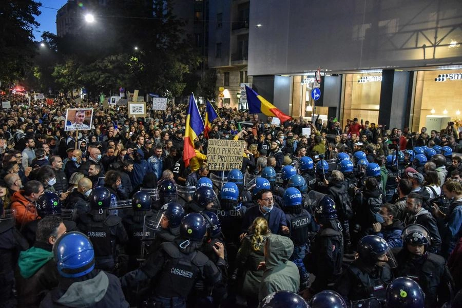 Corteo No Green Pass a Milano