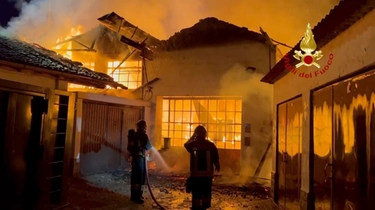 Sant’Angelo, incendio capannone. Arpa "Nessun problema per l'ambiente". Resta incognita su fibre di amianto