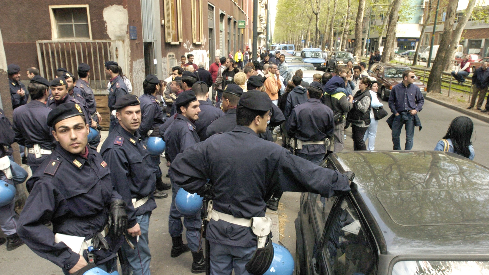 La polizia durante uno sgombero di case popolari occupate