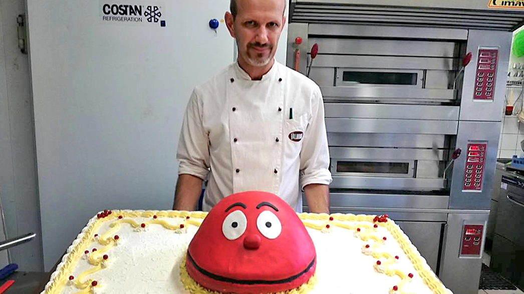 Il pasticciere Enea Vantadori con la torta preparata per festeggiare il nuovo avvio del tg satirico “Striscia la Notizia” (Mdf)