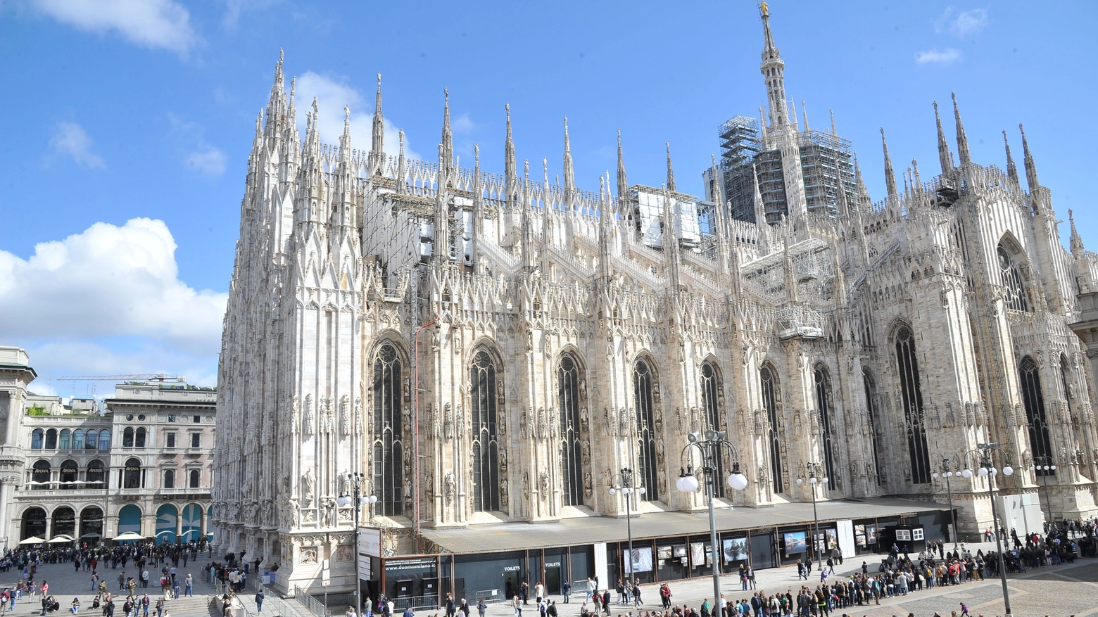 Turisti in coda in piazza Duomo (Newpress)
