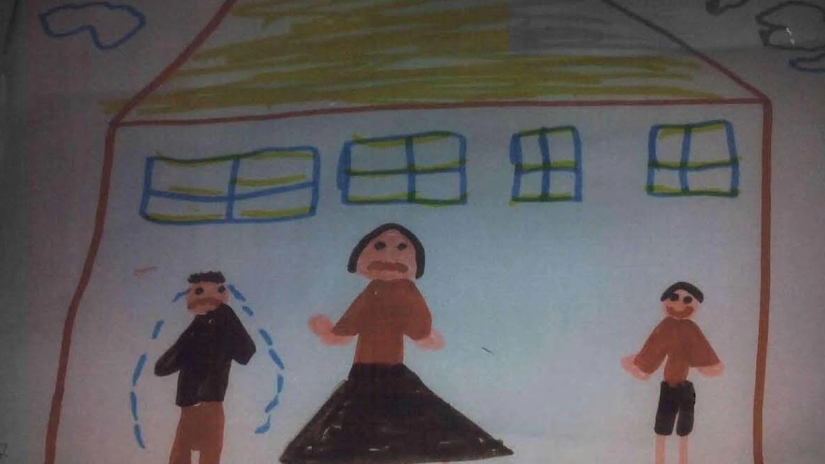 Alcuni disegni dei bambini che avrebbero subìto maltrattamenti dalla maestra: in due di questi si vede  una donna che sgrida un bimbo