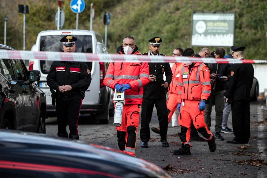 I rilievi nel luogo della sparatoria a Fidene
