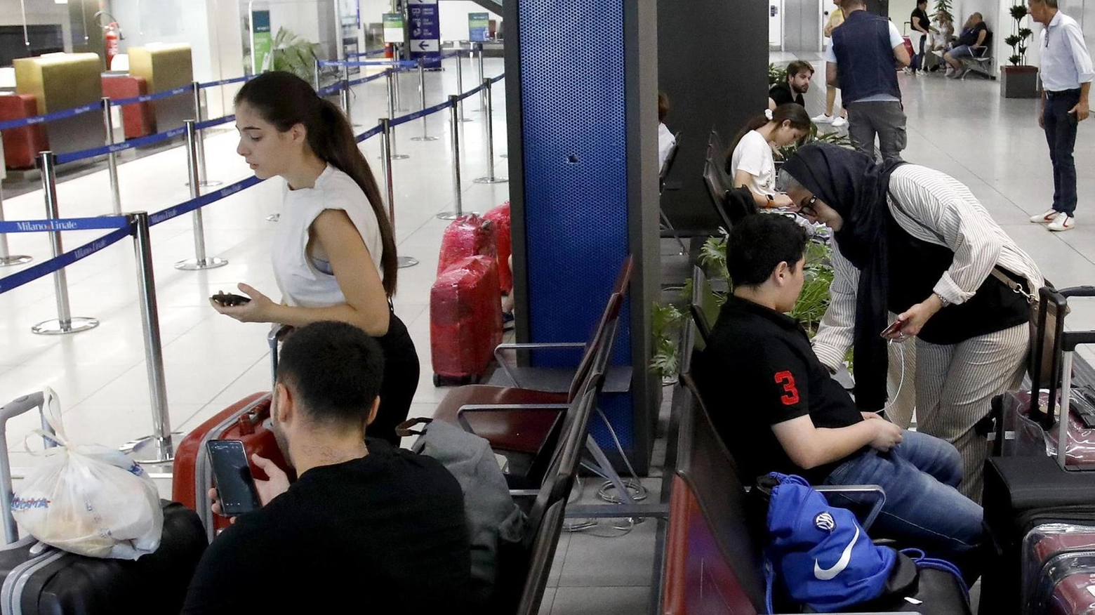 La partenza e i disagi L’odissea Linate-Catania Guasto e scalo a Roma "Nessuna assistenza" La partenza e i disagi L’odissea Linate-Catania Guasto e scalo a Roma "Nessuna assistenza"