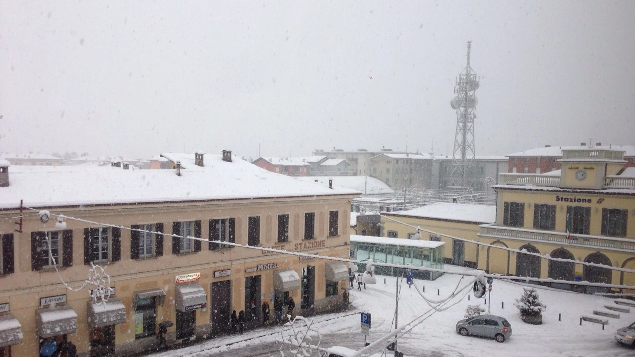 Piazzale Bertacchi a Sondrio ricoperto dalla neve 