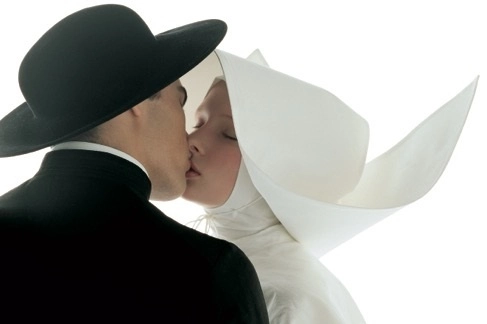 DETTAGLI “Oliviero Toscani - Più di 50 anni di magnifici fallimenti” è aperta fino al 28 aprile alla Whitelight Art Gallery, in viale Lunigiana