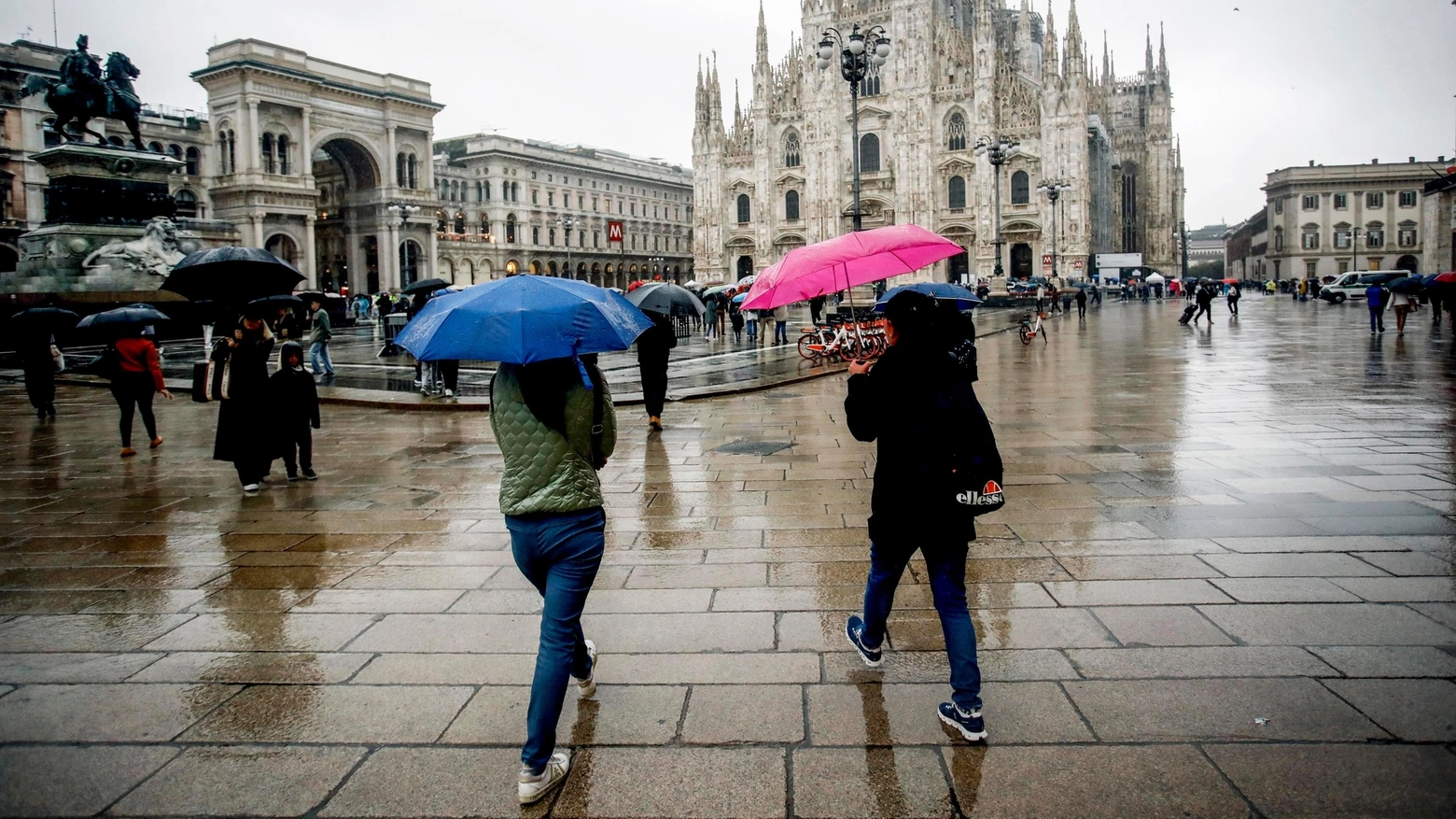 Pioggia su piazza del Duomo a Milano