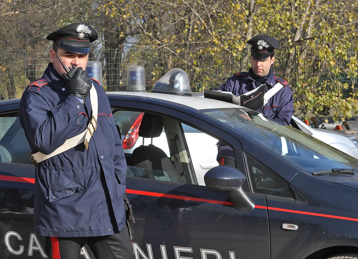 Rapina in banca a Motta Visconti. Due banditi presi, uno in fuga