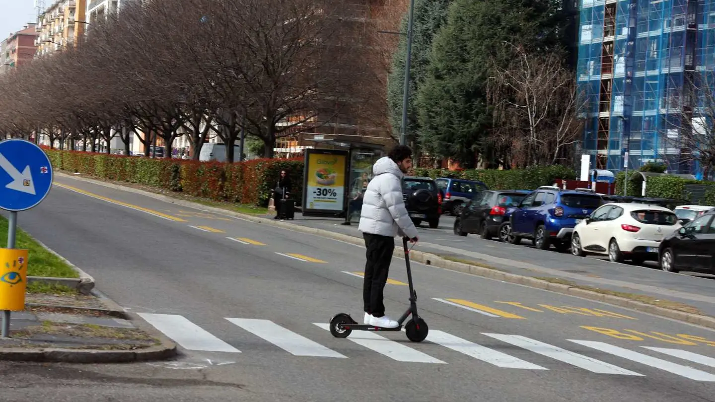 Un giovane in monopattino a Milano Un giovane in monopattino a Milano