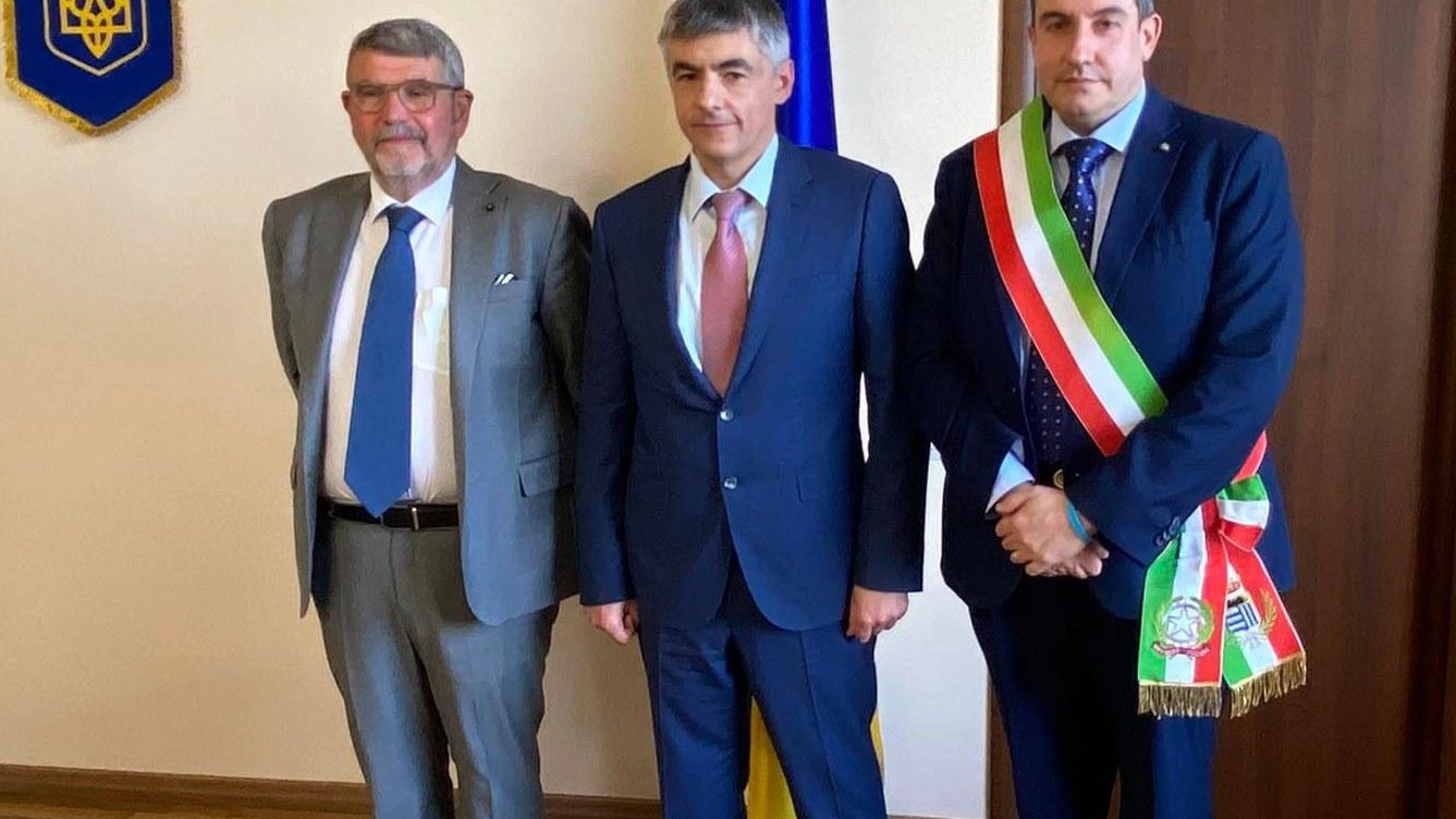 Il console Andrii Kartysh, il sindaco di Corbetta Marco Ballarini e Gianni Bennati