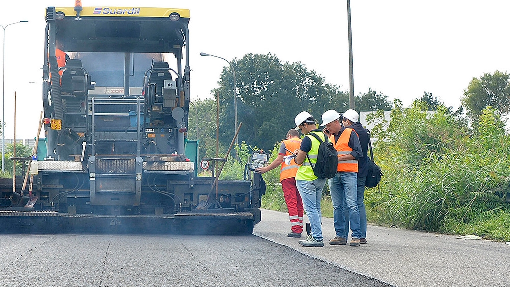Gli operai al lavoro sul cantiere per la stesa del nuovissimo tipo di asfalto al grafene