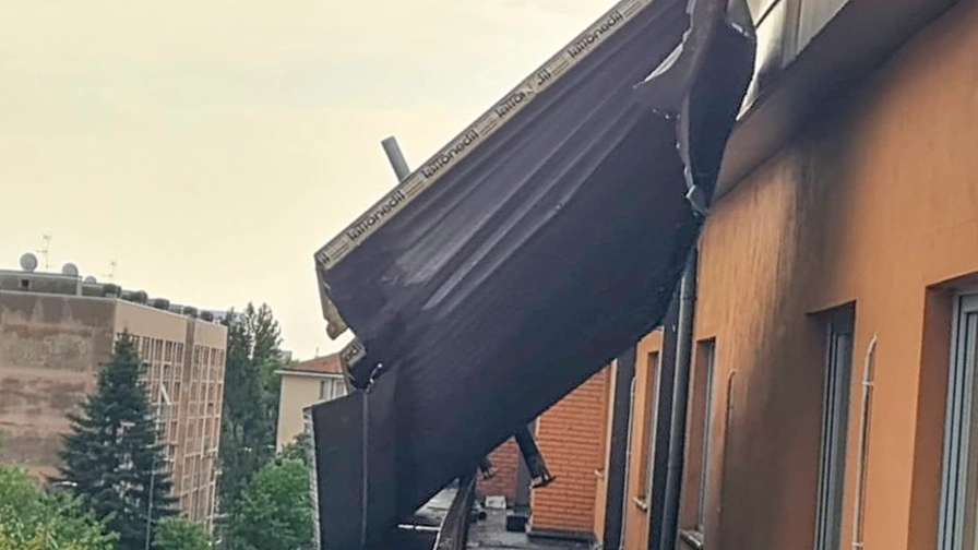 Il tetto divelto dell’edificio che ospita la casa di riposo di Vialba