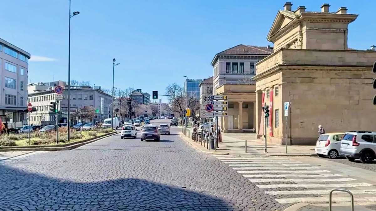 Uno scorcio dei Bastioni di Milano all'incrocio con corso Como