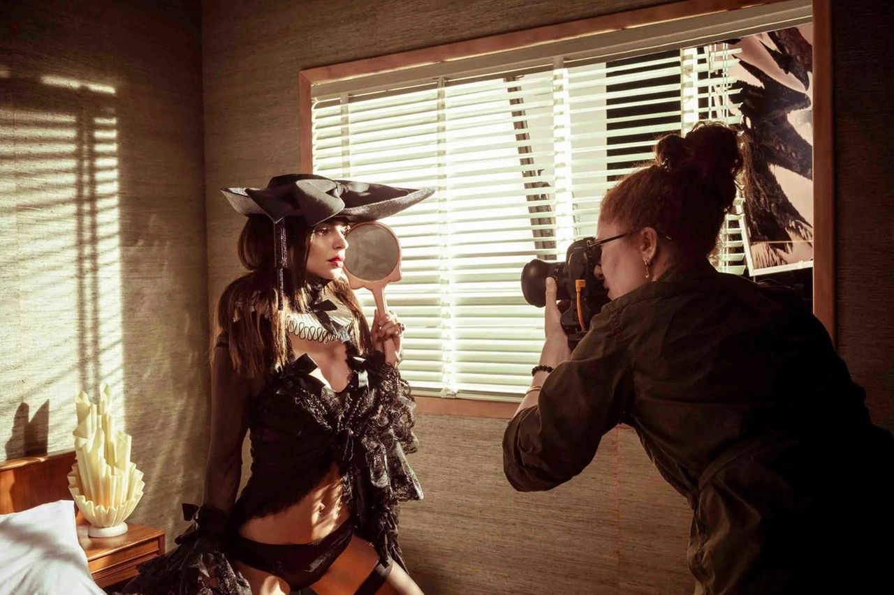 Il backstage del nuovo Calendario Pirelli 2023 di Emma Summerton