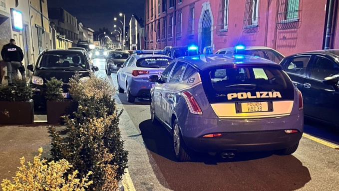 I poliziotti durante i controlli a Lecco I poliziotti durante i controlli a Lecco