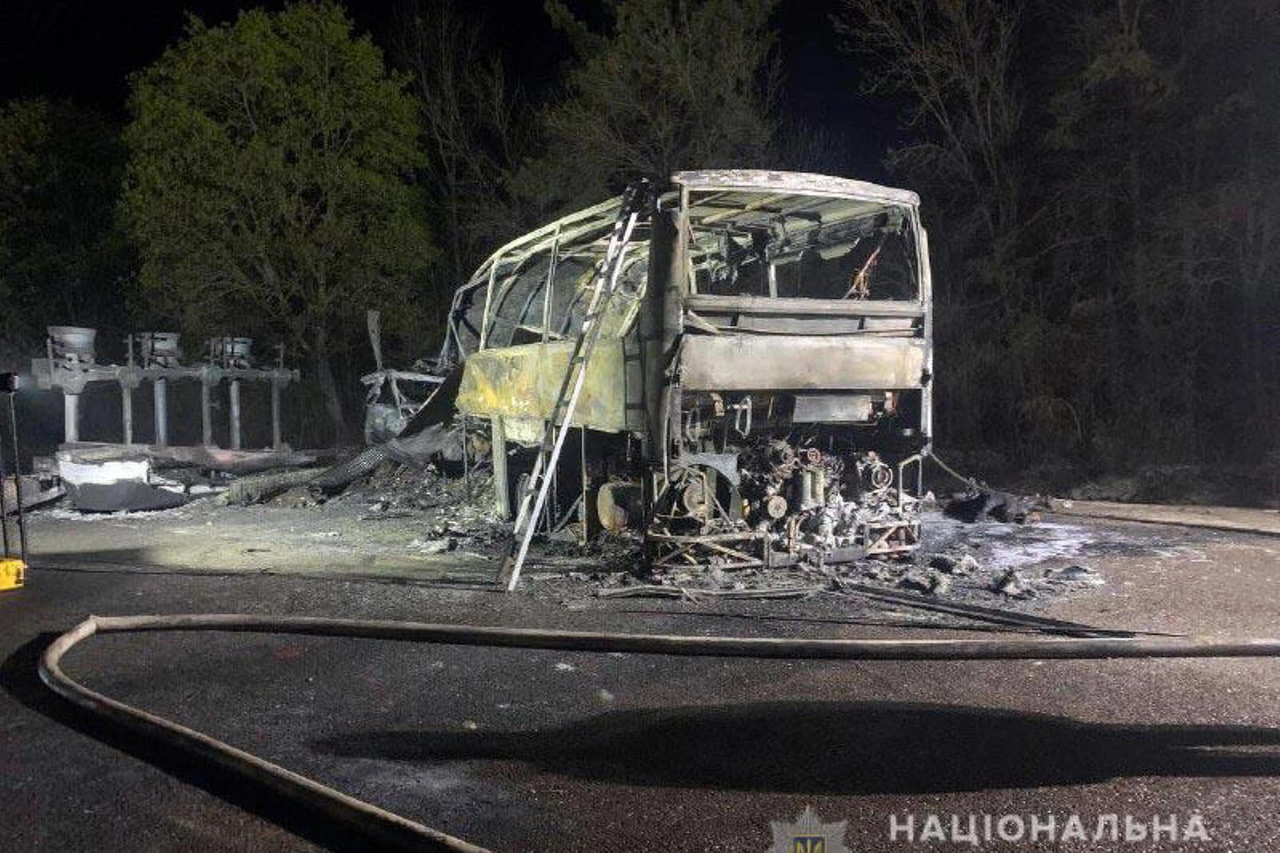 Il bus divorato dalle fiamme