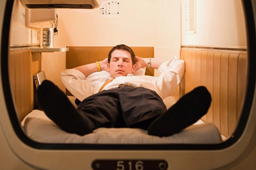 LE CABINE Letto singolo e postazione  da lavoro Ecco l’interno delle quattro ministanze aperte da «ZZZleepandGo» la società fondata da tre studenti del Politecnico di Milano appassionati di viaggi Accesso consentito a non più di 2 persone a stanza