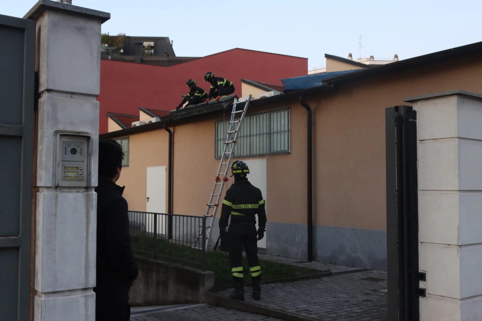 I pompieri al lavoro in via Medeghino